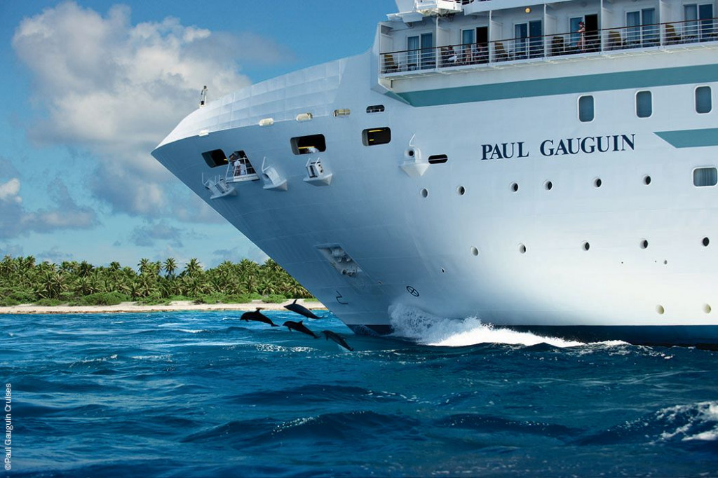 Croisieres_Paul Gauguin Ile de Societe et Tuamotu-(©Paul Gauguin Cruises)bateau_dauphins